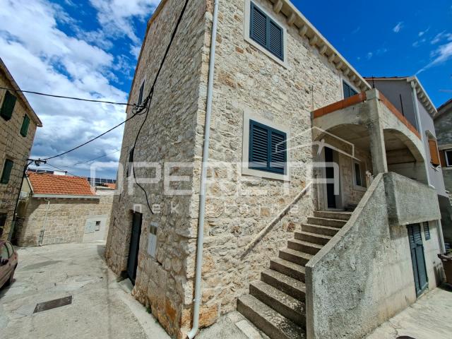 Tradicionalna kamena kuća sa garažom, kraj mora, Sutivan, Brač
