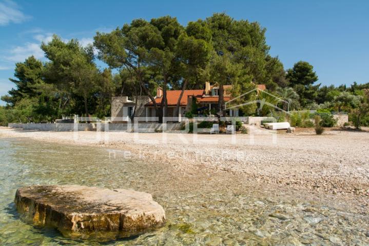 Kuća kraj samoga mora, 198 m2, sa bazenom, Supetar, Brač 