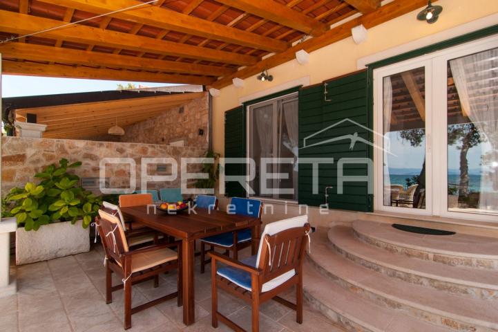 Kuća kraj samoga mora, 198 m2, sa bazenom, Supetar, Brač 