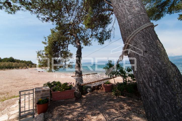 Kuća kraj samoga mora, 198 m2, sa bazenom, Supetar, Brač 