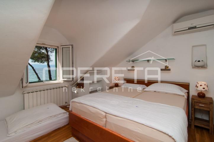 Kuća kraj samoga mora, 198 m2, sa bazenom, Supetar, Brač 