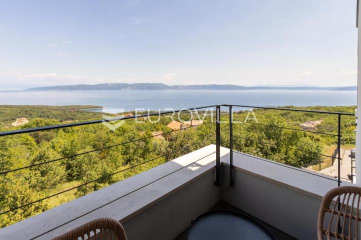 Istra, okolica Labina, prekrasna villa očaravajućeg pogleda na Kvarner na izoliranoj lokaciji