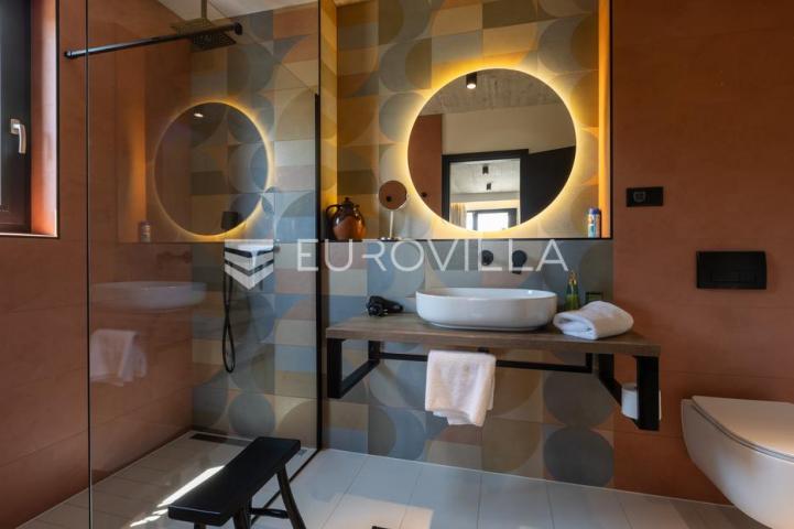Istra, okolica Labina, prekrasna villa očaravajućeg pogleda na Kvarner na izoliranoj lokaciji