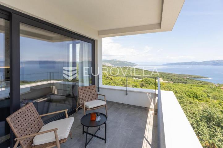 Istra, okolica Labina, prekrasna villa očaravajućeg pogleda na Kvarner na izoliranoj lokaciji