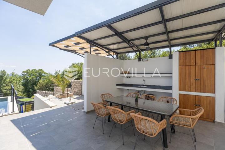 Istra, okolica Labina, prekrasna villa očaravajućeg pogleda na Kvarner na izoliranoj lokaciji