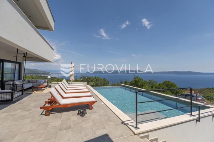 Istra, okolica Labina, prekrasna villa očaravajućeg pogleda na Kvarner na izoliranoj lokaciji