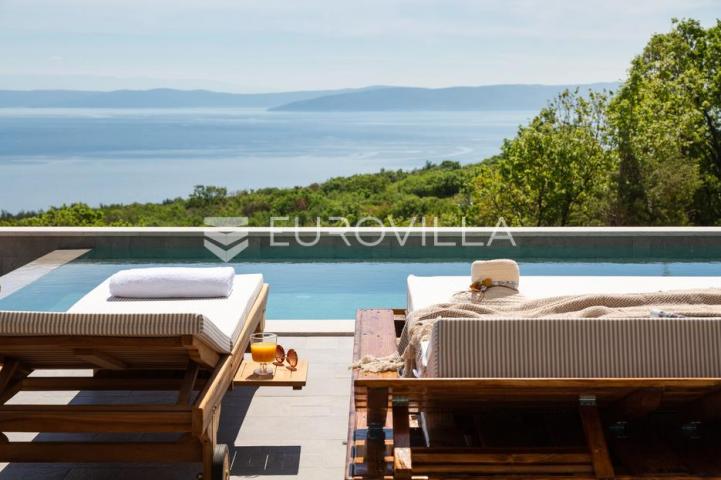 Istra, okolica Labina, prekrasna villa očaravajućeg pogleda na Kvarner na izoliranoj lokaciji
