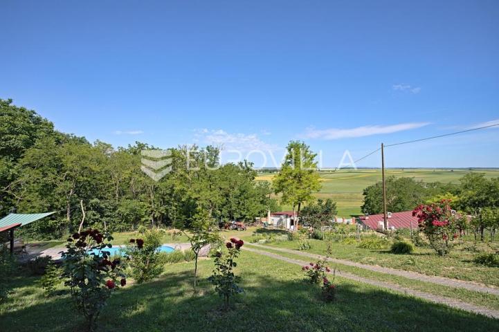 Baranja, Popovac, imanje s tri objekta, bazenom i 6ha zemlje proizvodnja