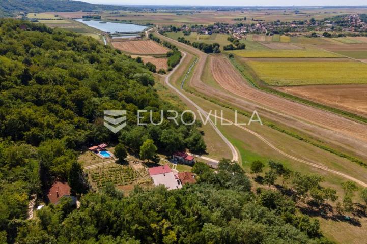 Baranja, Popovac, imanje s tri objekta, bazenom i 6ha zemlje proizvodnja