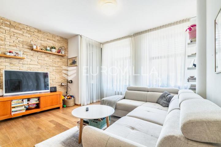 Zagreb, Maksimir, prekrasan trosoban stan, garažno parking mjesto, spremište, 77 m²