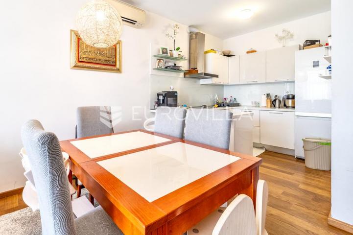 Zagreb, Maksimir, prekrasan trosoban stan, garažno parking mjesto, spremište, 77 m²