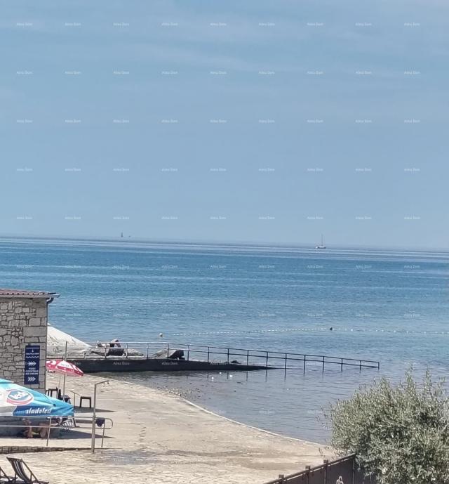 Stan Prodaja stanova u stambeno-poslovnoj zgradi sa pogledom na more, centar Umaga! / S9