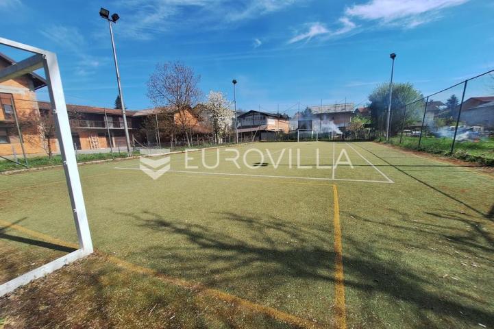Karlovac, Borlin, kuća 720 m² s poslovnim prostorom, gospodarskom zgradom i nogometnim terenom