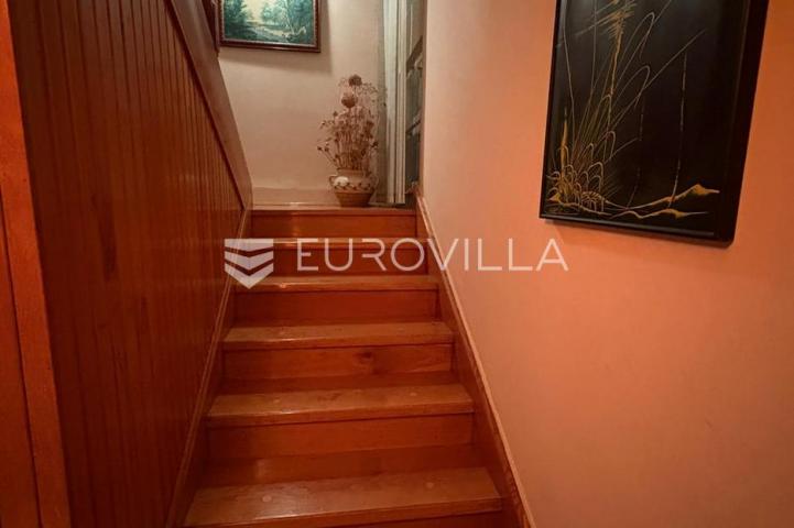 Karlovac, Borlin, kuća 720 m² s poslovnim prostorom, gospodarskom zgradom i nogometnim terenom