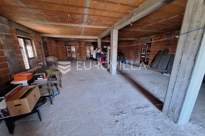 Karlovac, Borlin, kuća 720 m² s poslovnim prostorom, gospodarskom zgradom i nogometnim terenom