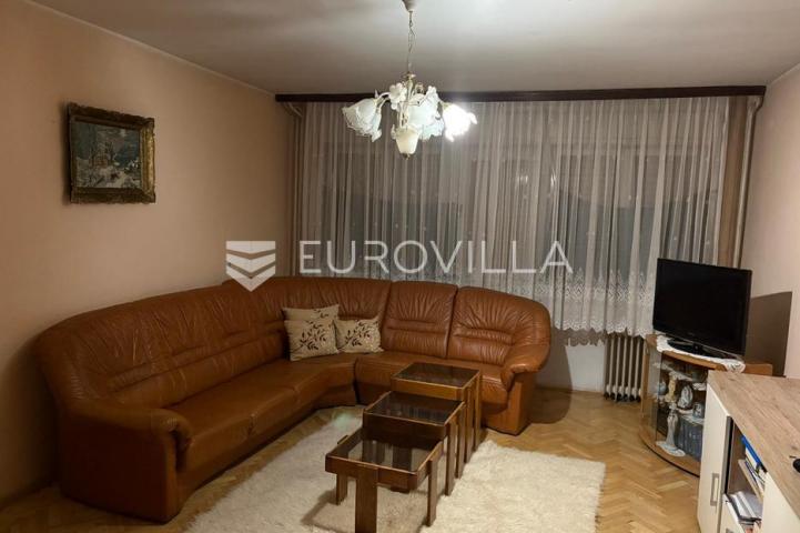 Karlovac, Borlin, kuća 720 m² s poslovnim prostorom, gospodarskom zgradom i nogometnim terenom