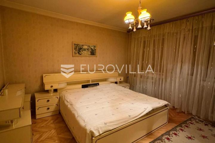 Karlovac, Borlin, kuća 720 m² s poslovnim prostorom, gospodarskom zgradom i nogometnim terenom