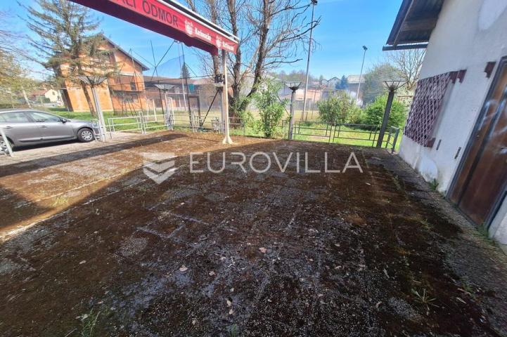 Karlovac, Borlin, kuća 720 m² s poslovnim prostorom, gospodarskom zgradom i nogometnim terenom