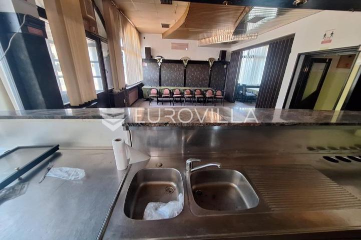 Karlovac, Borlin, kuća 720 m² s poslovnim prostorom, gospodarskom zgradom i nogometnim terenom