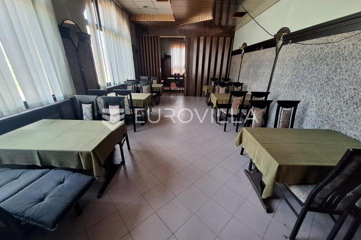 Karlovac, Borlin, kuća 720 m² s poslovnim prostorom, gospodarskom zgradom i nogometnim terenom