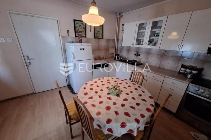 Karlovac, Borlin, kuća 720 m² s poslovnim prostorom, gospodarskom zgradom i nogometnim terenom