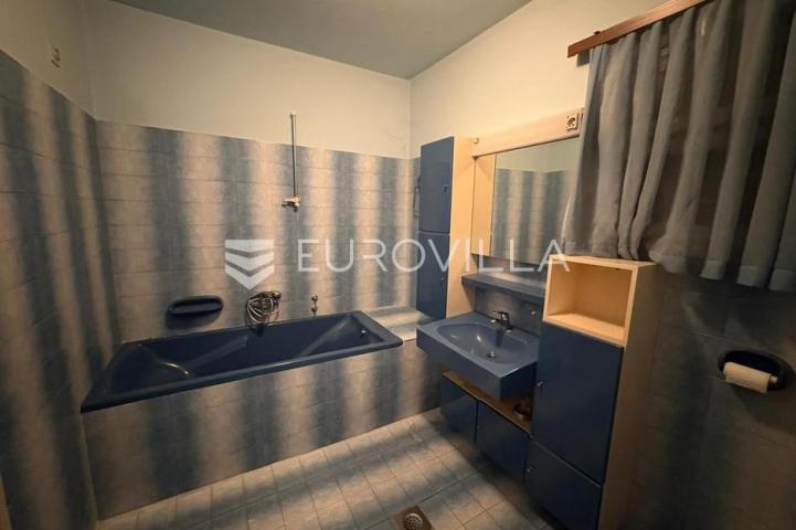 Karlovac, Borlin, kuća 720 m² s poslovnim prostorom, gospodarskom zgradom i nogometnim terenom