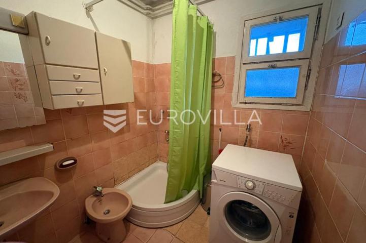 Karlovac, Borlin, kuća 720 m² s poslovnim prostorom, gospodarskom zgradom i nogometnim terenom