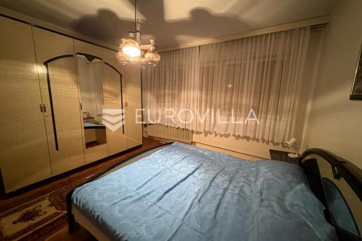 Karlovac, Borlin, kuća 720 m² s poslovnim prostorom, gospodarskom zgradom i nogometnim terenom