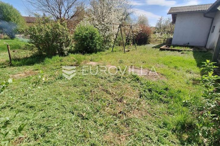 Karlovac, Borlin, kuća 720 m² s poslovnim prostorom, gospodarskom zgradom i nogometnim terenom