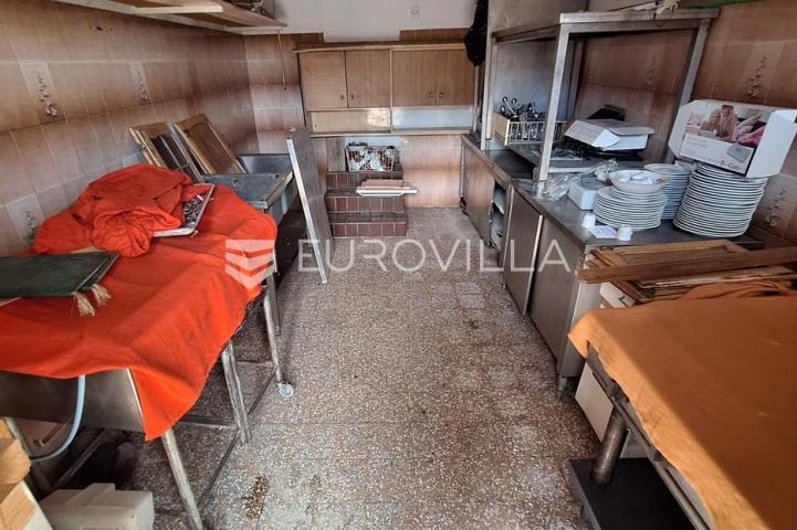 Karlovac, Borlin, kuća 720 m² s poslovnim prostorom, gospodarskom zgradom i nogometnim terenom