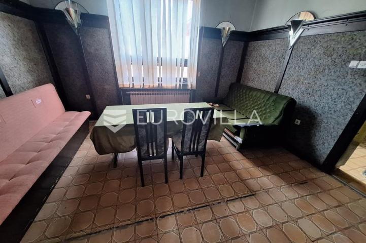 Karlovac, Borlin, kuća 720 m² s poslovnim prostorom, gospodarskom zgradom i nogometnim terenom