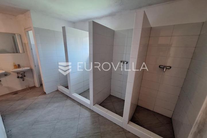 Karlovac, Borlin, kuća 720 m² s poslovnim prostorom, gospodarskom zgradom i nogometnim terenom