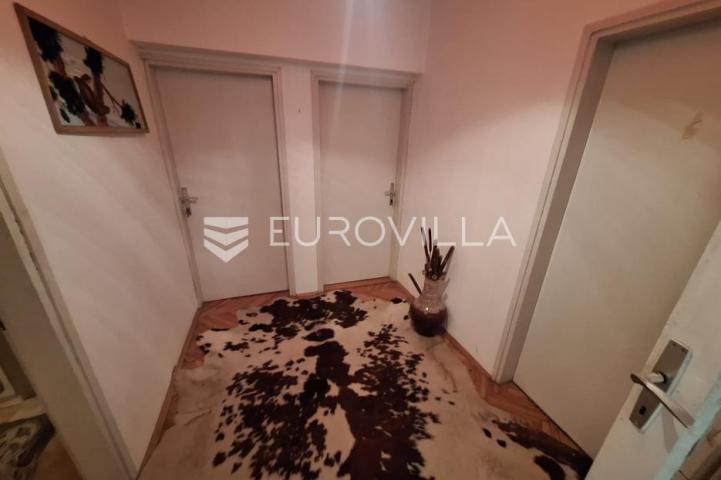Karlovac, Borlin, kuća 720 m² s poslovnim prostorom, gospodarskom zgradom i nogometnim terenom
