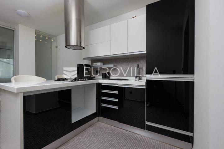 Rijeka, Centar, odličan trosoban stan 60 m² s garažnim parkirnim mjestom