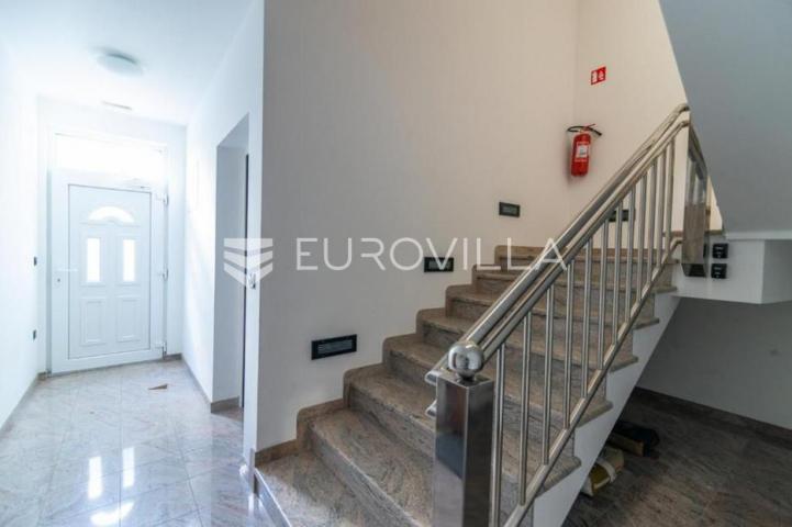 Dramalj, dvosoban stan 45 m², natkrivena terasa 55 m²