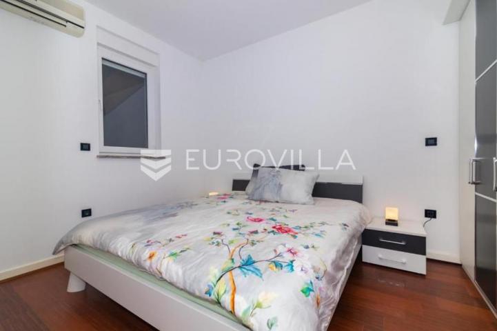 Dramalj, dvosoban stan 45 m², natkrivena terasa 55 m²