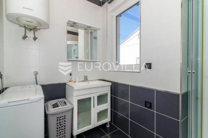Dramalj, dvosoban stan 45 m², natkrivena terasa 55 m²