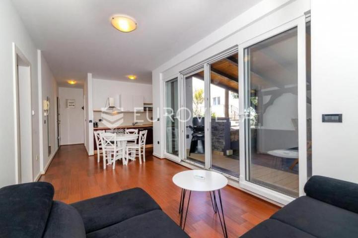 Dramalj, dvosoban stan 45 m², natkrivena terasa 55 m²
