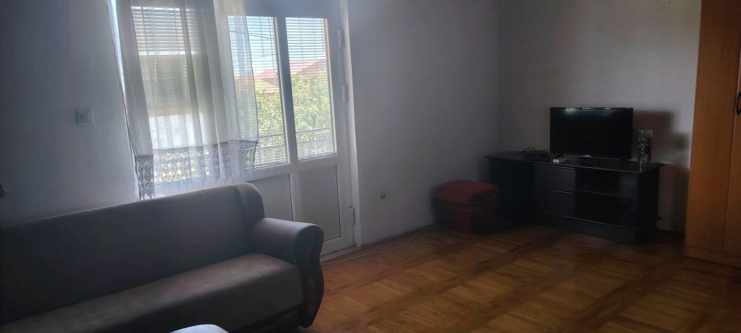 IZDAVANJE namješten stan – Sprat kuće + Parking (Podgorica, Malo brdo)