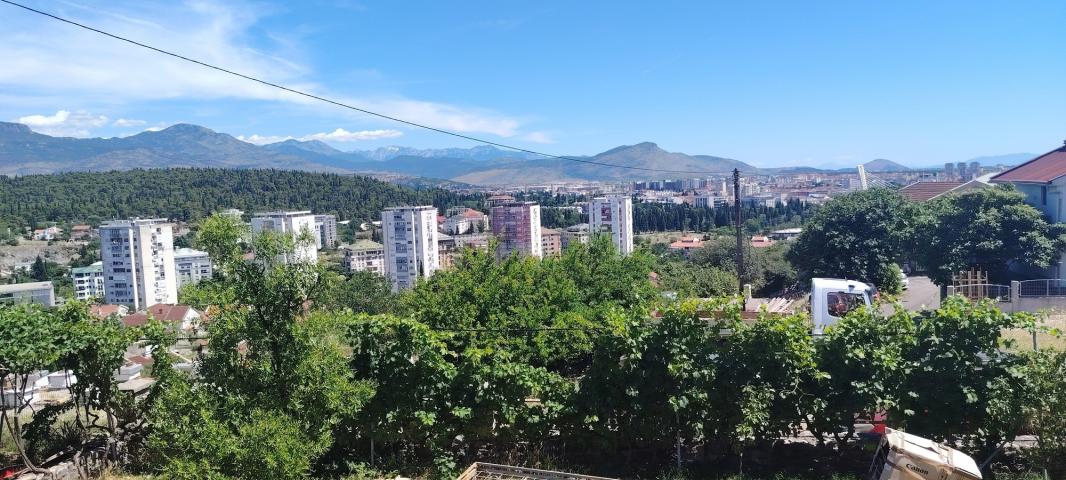 IZDAVANJE namješten stan – Sprat kuće + Parking (Podgorica, Malo brdo)