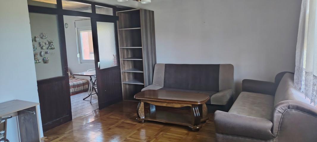 IZDAVANJE namješten stan – Sprat kuće + Parking (Podgorica, Malo brdo)