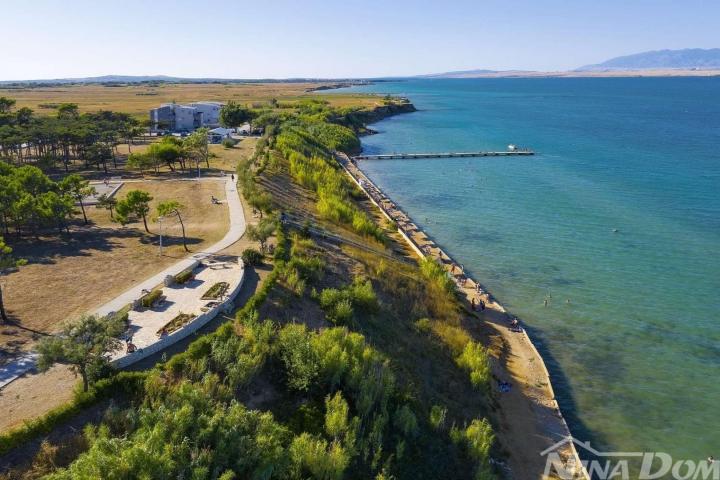 PRIVLAKA DALMACIJA- GRAĐEVINSKO ZEMLJIŠTE S PRAVOMOĆNOM DOZVOLOM ZA APARTMANSKI KOMPLEKS - DRUGI RED