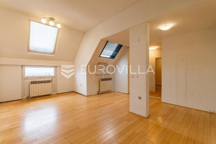 Varaždin, Centar, prostrani trosoban stan površine 82 m² s očaravajućim pogledom