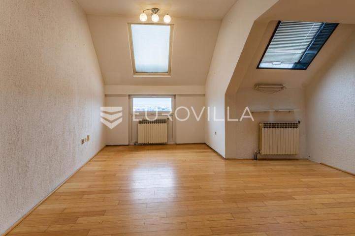 Varaždin, Centar, prostrani trosoban stan površine 82 m² s očaravajućim pogledom
