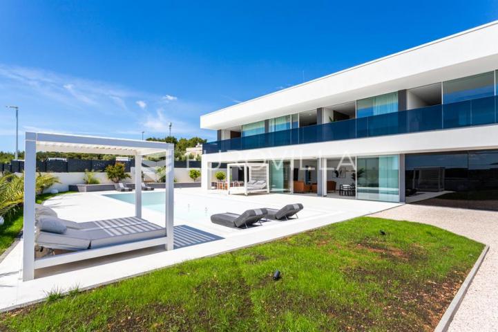 Vodice, vrhunski opremljena i namještena luksuzna novoizgrađena vila