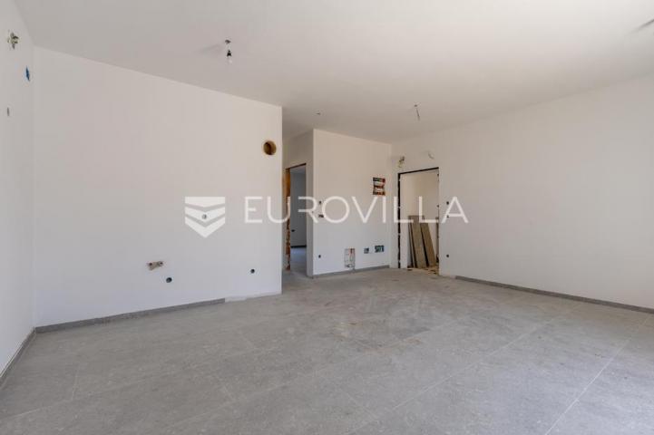 Istra, Zambratija, Novogradnja u prizemlju s natkrivenom terasom