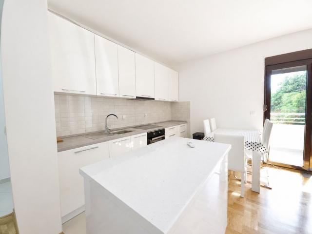Prodaja novog, opremljenog dvosobnog stana 58m² – Bečići