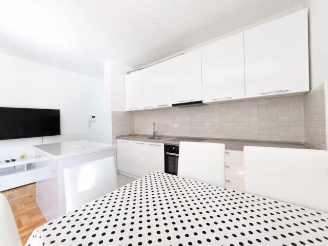 Prodaja novog, opremljenog dvosobnog stana 58m² – Bečići