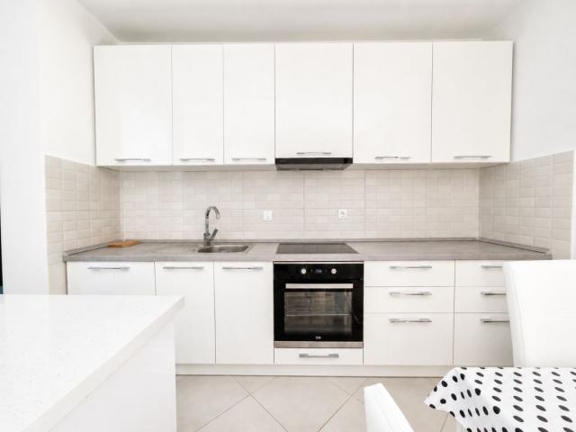 Prodaja novog, opremljenog dvosobnog stana 58m² – Bečići