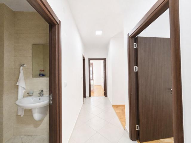 Prodaja novog, opremljenog dvosobnog stana 58m² – Bečići